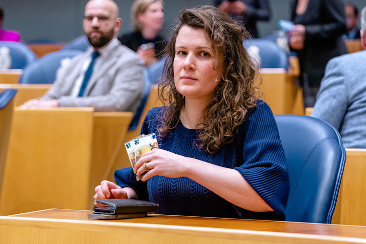 Den Haag probeert nieuwe Kamerleden te werven met startbonus van 100 euro