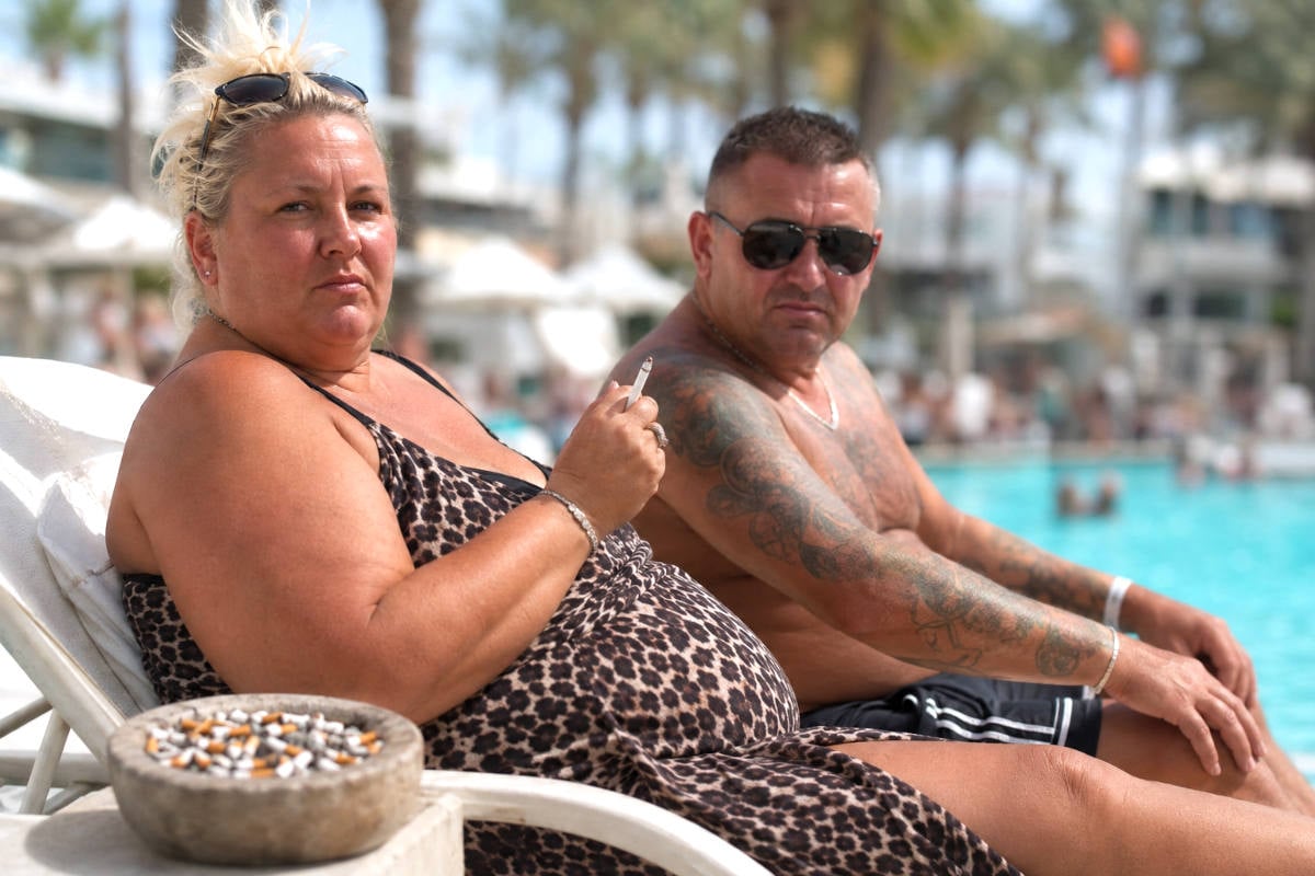Vakantiegangers balen van zonsverduistering: “Ik kom hier voor de zon”