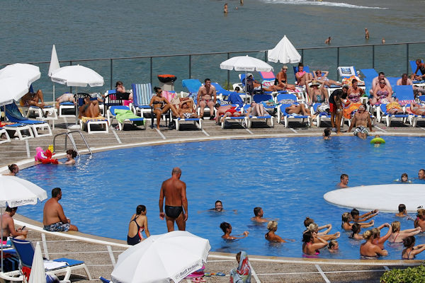 Nederlandse toeristen zuchten onder hitte in Spanje: “Heb de hele dag aan het zwembad moeten liggen”