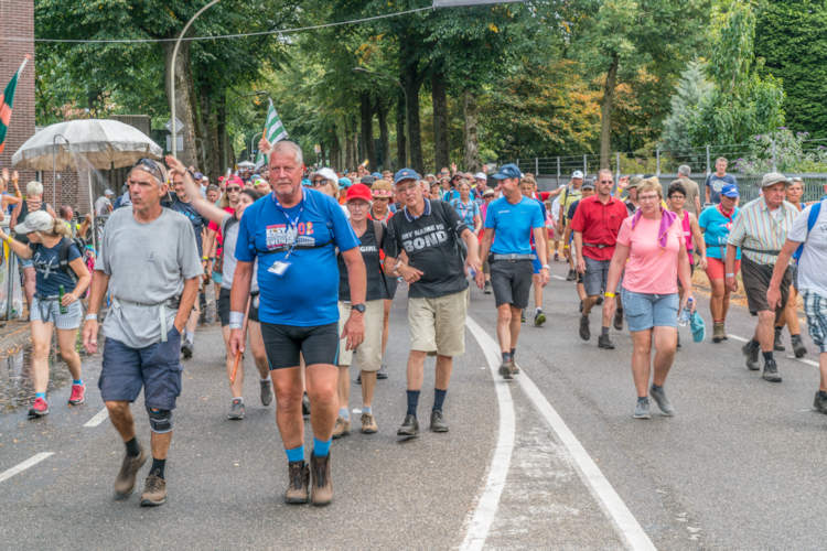 Wandelaars Nijmeegse Vierdaagse vanwege de hitte omgeleid via Leeuwarden