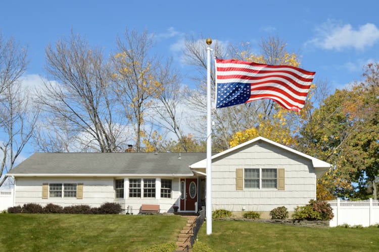 Democratische kiezers hangen massaal Amerikaanse vlag ondersteboven