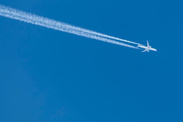 KLM-toestel gedurende hele vlucht achtervolgd door vliegtuigstrepen