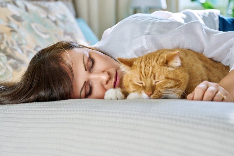SMERIG: Vrouw (27) laat kat op haar bed slapen
