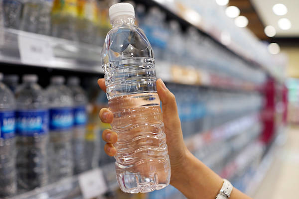 Supermarkten proberen te verdienen aan naderende hitte door flessen water te verkopen