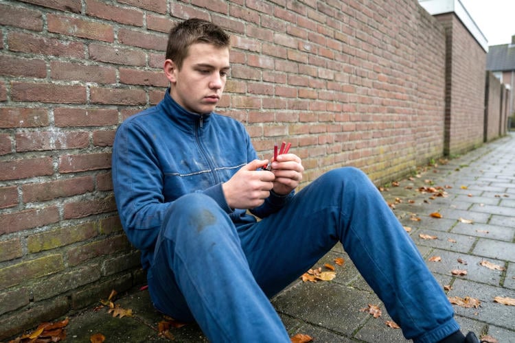 Vuurwerkliefhebber Wesley (19) heeft nog maar één maand om legaal zijn vingers eraf te blazen