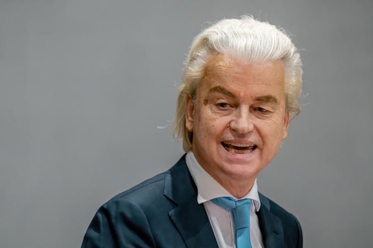 Wilders valt per ongeluk eigen premier aan: “Sorry, ben nog gewend aan oppositierol”
