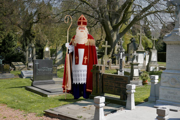 Wim (62) ook dit jaar weer 'Sinterklaas van de Doden'