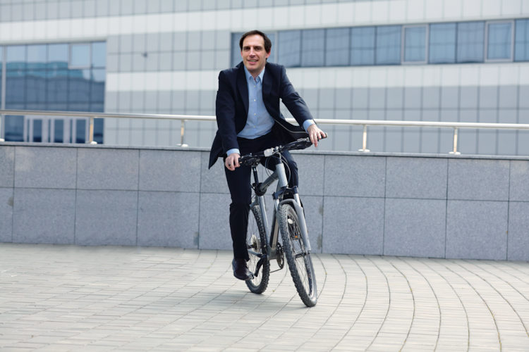 Hoekstra koopt alvast fiets om klimaatvriendelijk heen een weer te reizen tussen Straatsburg en Brussel