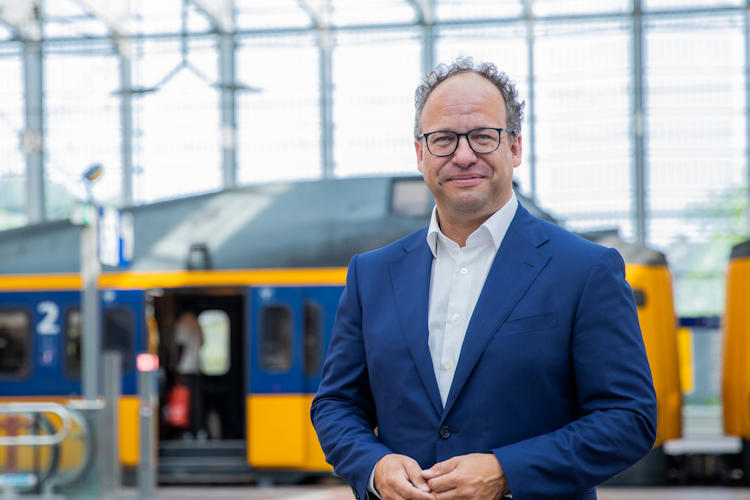 NS-topman Koolmees optimistisch: “Trein misschien al over 50 jaar serieus alternatief voor de auto”