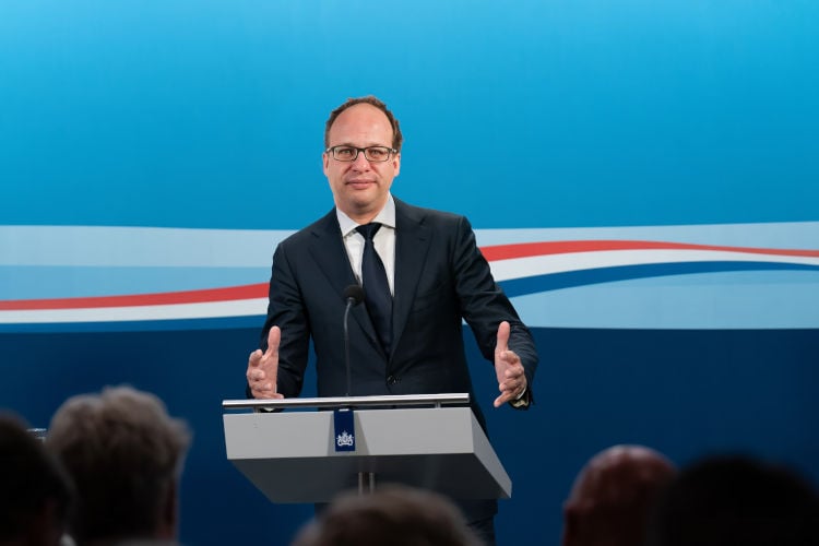 Koolmees: “Pronouns partijleiders overwegend hij/hem”