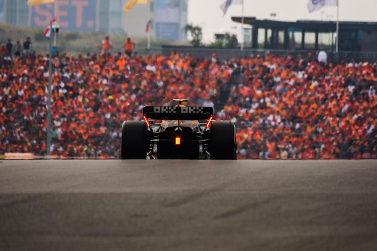 Duizenden oranjefans bijeen in Zandvoort voor toekomstig F1-kampioen Lando Norris