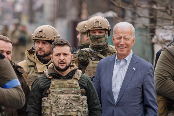 Biden geschrokken tijdens bezoek aan Oekraïne: “Veel mensen lopen hier met een wapen op straat”