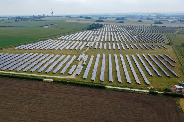 Piloten overwegen zonnebrillen vanwege hinderlijke schittering van zonnepark bij Schiphol
