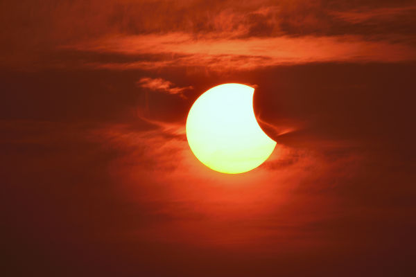 Gedeeltelijke zonsverduistering stuwt energieprijs verder omhoog