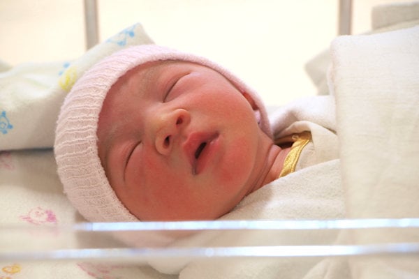 Ook Nederlandse baby’s moesten geboorte onverdoofd ondergaan