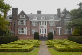 In dit spookhuis gaan CDA, D66 en VVD formeren: “Dit keer minder alcohol” In dit spookhuis gaan CDA, D66 en VVD formeren: “Dit keer minder alcohol”