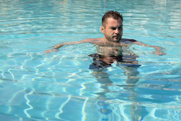 Nederlandse vakantiegangers in Italië met tegenzin het zwembad in op zoek naar verkoeling