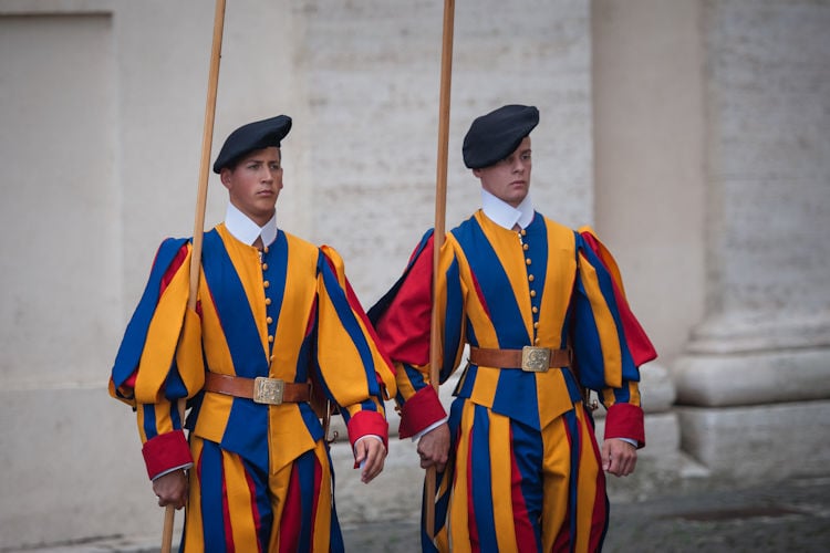 Nieuwe paus kritisch op camouflagekleding Zwitserse Garde